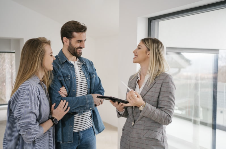 Clé de maison tenue par un agent immobilier.